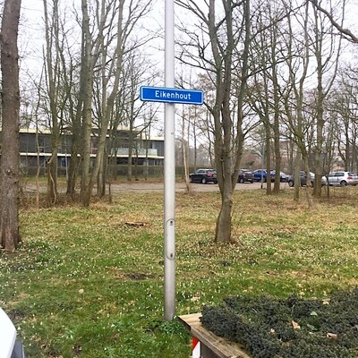 straatnaambord-op-lichtmast