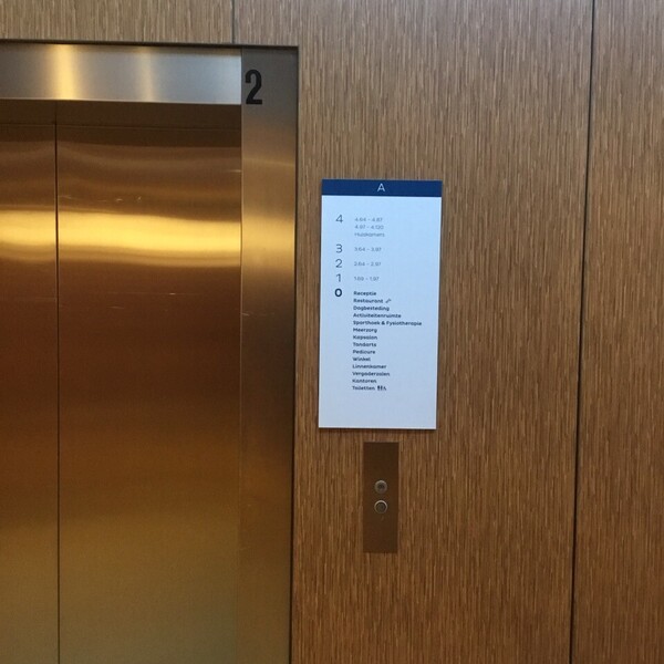 overzichtsbord bij lift