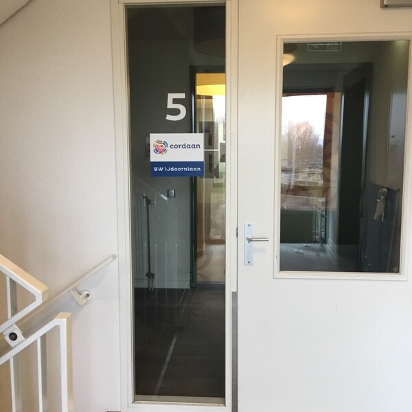 raamsticker en etagecijfer