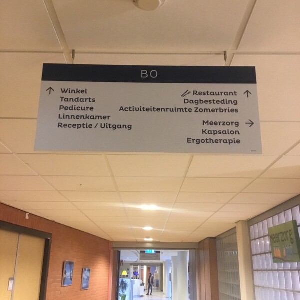 verwijsbord aan plafond